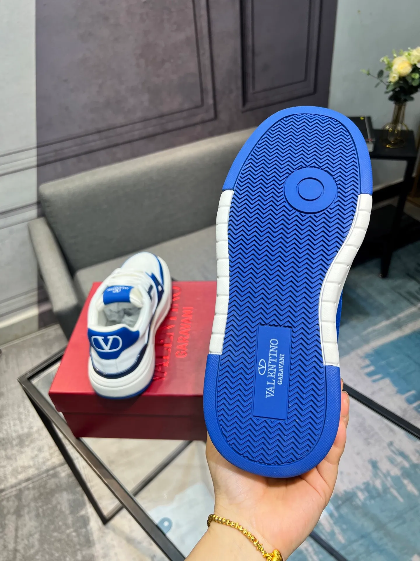 Men's men's shoes 💰660 𝑽𝒂𝒍𝒆𝒏𝒕𝒊𝒏𝒐 Valentino 𝑶𝒏𝒆𝑺𝒕𝒖𝒅 Couple's sneaker series Valentino 2025 latest couple's sneakers, celebrity style, hot sale. The original ZP was purchased and dismantled. Repeated pattern making and modification. I strive to restore the original version 1:1! Top luxury masterpiece, soft and comfortable, combining fashion and leisure, bringing excellent elegant texture and excellent on-foot comfort. Top purchase version upper: imported calfskin surface/original oil edge craftsmanship. Inner: water-dyed cowhide lining. Outsole: original development 𝐓𝐏𝐔 two-color combination outsole. Packaging: original configuration complete package. Code number: 35-44 yards. 34.45 can be customized. Can be customized (self-labeled-no label) order.